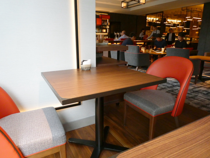 大阪　ヒルトン大阪　カフェの2人用テーブル